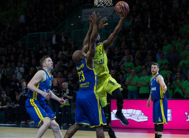 宣布与阿方 宣布与阿方